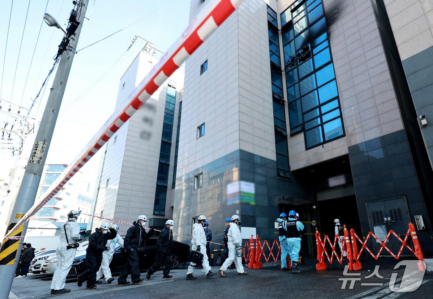 본문 이미지 - 경찰과 소방 당국 등 유관기관 관계자들이 17일 경기도 부천시 오정구의 한 공장에서 합동감식을 하고 있다. 지난 16일 오전 8시 38분께 부천시 오정구 내동의 한 5층짜리 금속부품 도장 공장에서 화재가 발생했으며, 화재 진압에 나섰던 소방대원 1명이 숨지고 소방관 5명과 공장 관계자 2명 등 7명이 다쳤다. 2026.10.17 ⓒ 뉴스1 이호윤 기자