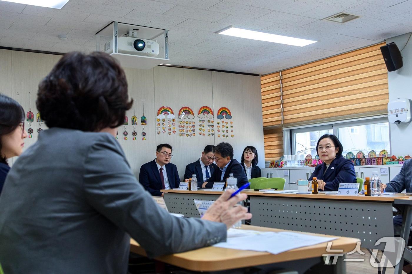 본문 이미지 - 한성숙 국무총리가 16일 대전시 서구 치매안심센터를 방문해 통합돌봄 추진현황을 점검하며 현장 관계자의 의견을 청취하고 있다.(총리실 제공)2026.10.17 ⓒ 뉴스1 이종덕 기자
