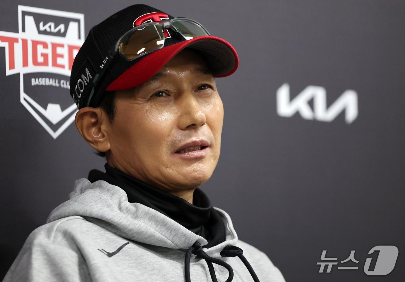 본문 이미지 - LG 염경엽 감독이 17일 오후 전남광주 기아챔피언스필드에서 열린 프로야구 2026 신한 SOL KBO 포스트시즌 준플레이오프 1차전 KIA 타이거즈와의 경기를 앞두고 취재진 질문에 답하고 있다. 2026.10.17 ⓒ 뉴스1 김진환 기자