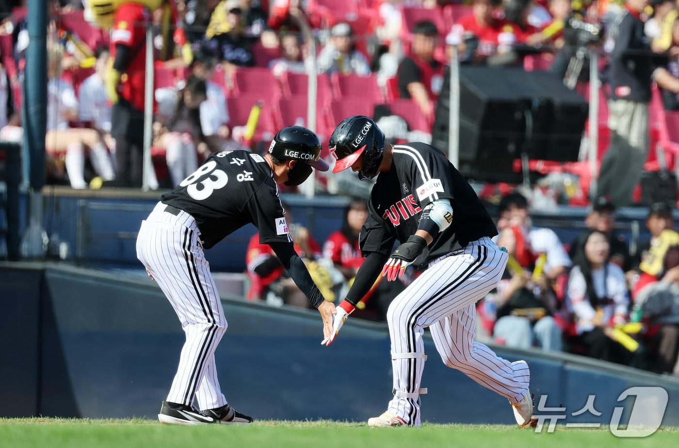 본문 이미지 - 17일 오후 전남광주 기아챔피언스필드에서 열린 프로야구 2026 신한 SOL KBO 포스트시즌 준플레이오프 1차전 LG 트윈스와 KIA 타이거즈의 경기, LG 송찬의가 2회초 2사 솔로홈런을 친 뒤 정수성 코치와 기쁨을 나누고 있다. 2026.10.17 ⓒ 뉴스1 김진환 기자