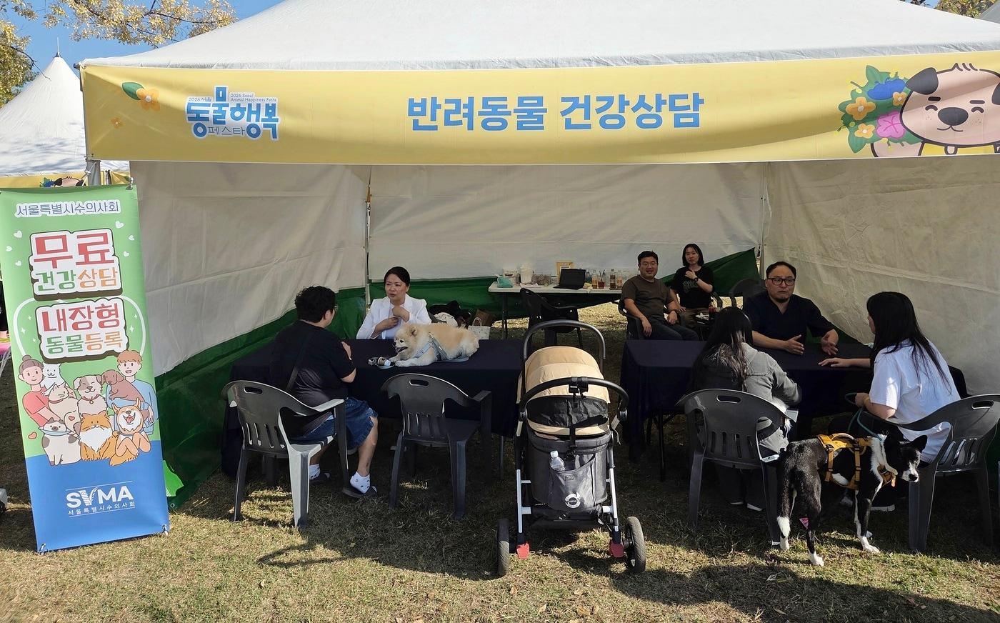 본문 이미지 - 서울시수의사회가 제3회 서울 동물보호의 날 행사에서 부스를 마련하고 반려동물 건강상담을 진행하고 있다. ⓒ 뉴스1 한송아 기자