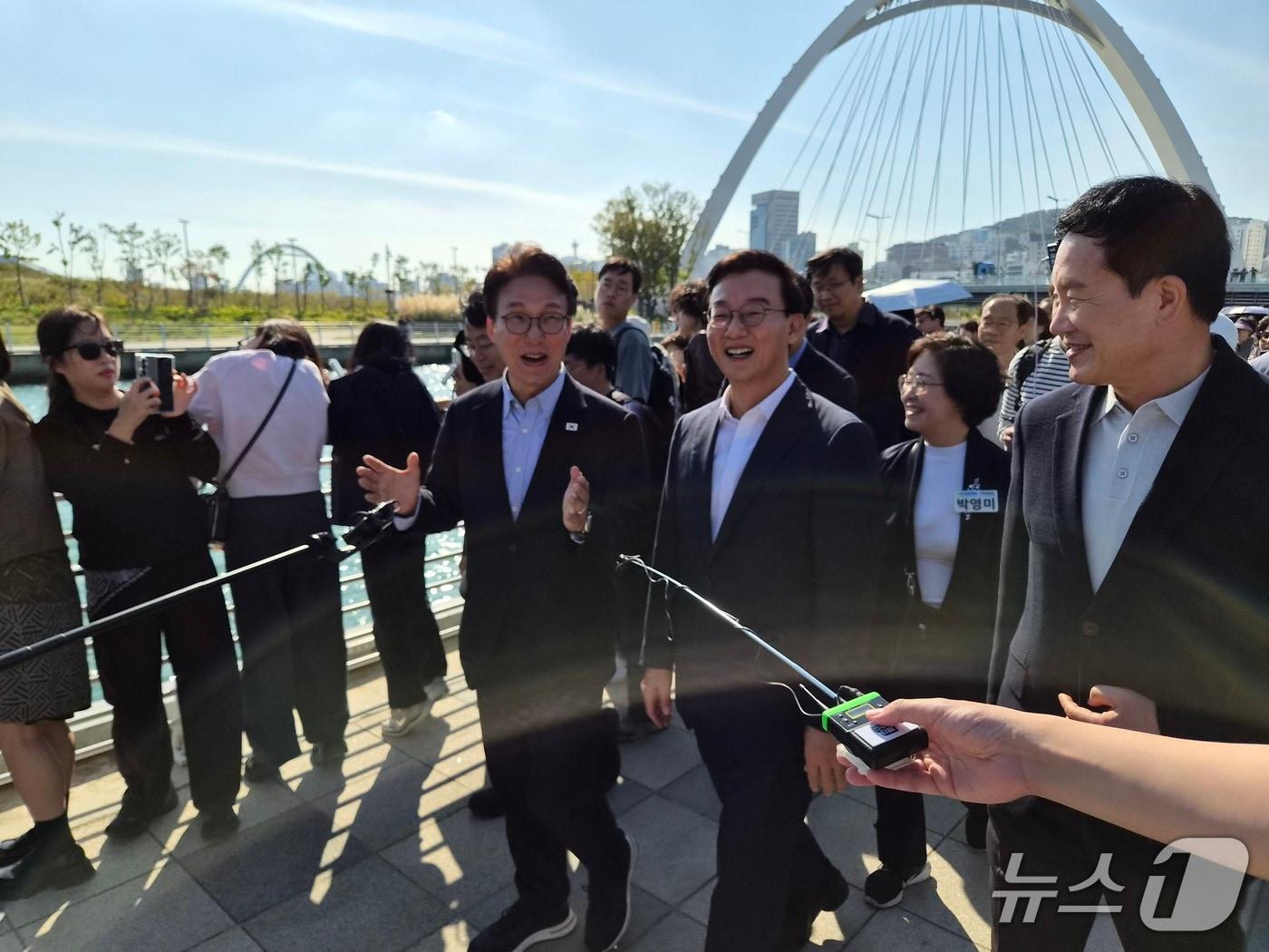 본문 이미지 - 김민석 더불어민주당 대표가 17일 오후 부산 동구 북항친수공원을 방문해 전재수 부산시장 등 관계자들과 함께 공원 일대를 둘러보고 있다. 2026.10.17 ⓒ 뉴스1 임순택 기자