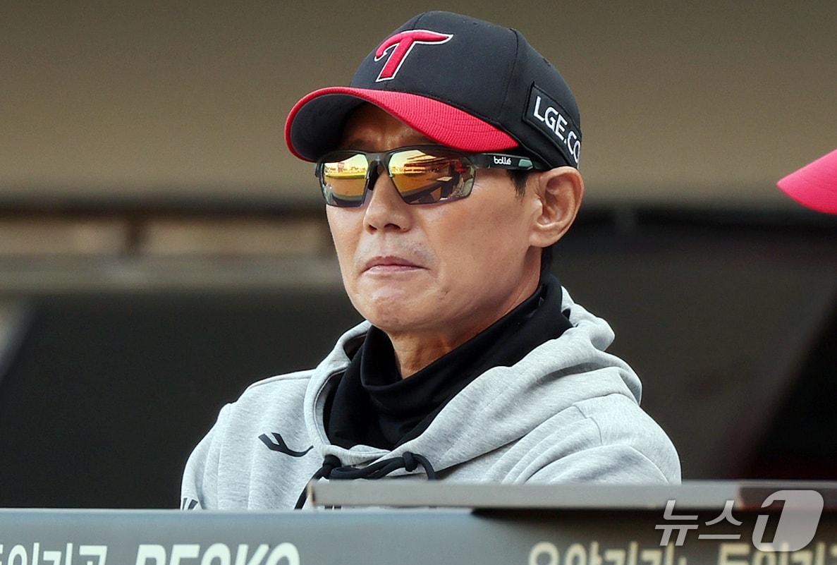 본문 이미지 - 17일 오후 전남광주 기아챔피언스필드에서 열린 프로야구 2026 신한 SOL KBO 포스트시즌 준플레이오프 1차전 LG 트윈스와 KIA 타이거즈의 경기, LG 염경엽 감독이 경기를 지켜보고 있다. 2026.10.17 ⓒ 뉴스1 김진환 기자