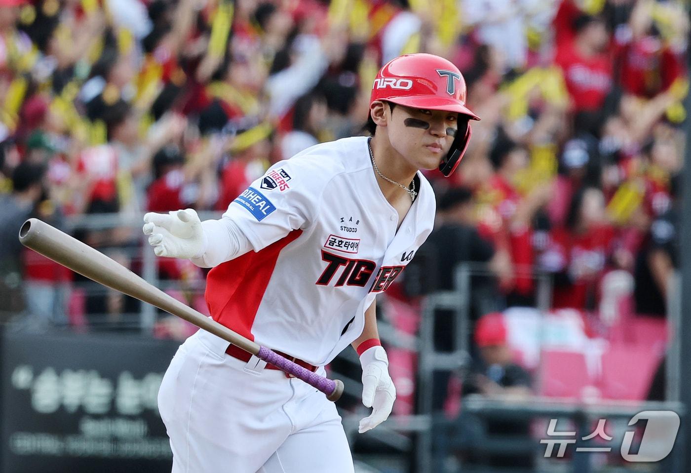 본문 이미지 - 17일 오후 전남광주 기아챔피언스필드에서 열린 프로야구 2026 신한 SOL KBO 포스트시즌 준플레이오프 1차전 LG 트윈스와 KIA 타이거즈의 경기, KIA 김도영이 4회말 1사 역전 솔로홈런을 친 뒤 배트플립을 하고 있다. 2026.10.17 ⓒ 뉴스1 김진환 기자