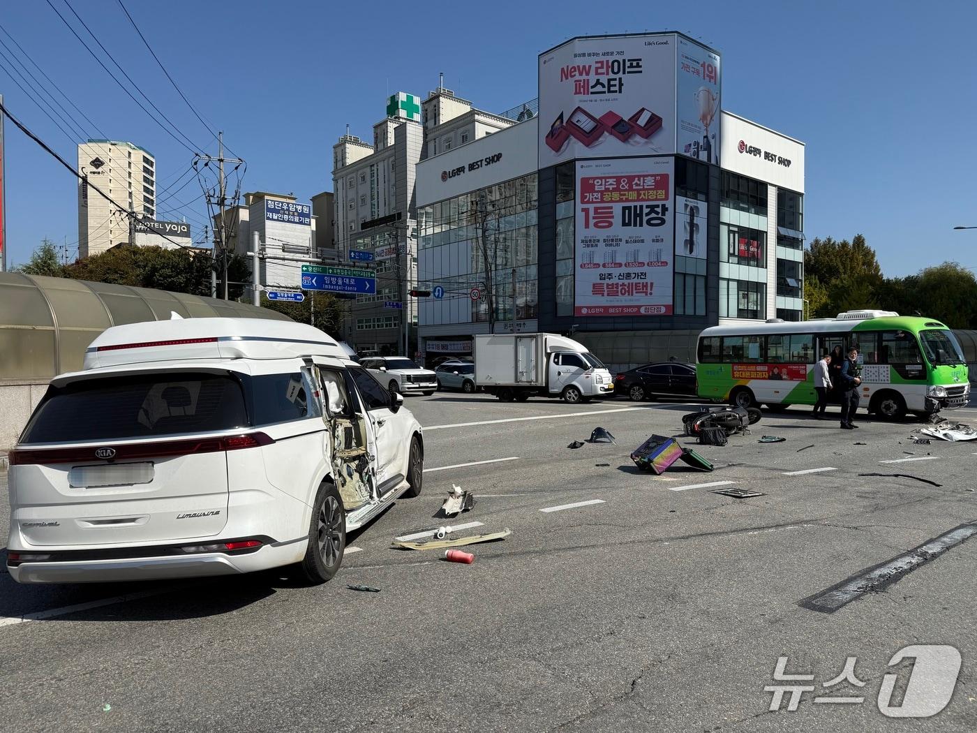 본문 이미지 - 17일 SUV·시내버스·오토바이 교통사고.(전남광주통합특별시소방본부 제공. 재배포 및 DB 금지)