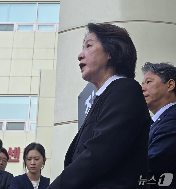 본문 이미지 - '소방 재정 빨대' 발언으로 논란이 되고 있는 추미애 경기도지사가 숨진 소방관에 대한 조문을 마친 뒤 기자회견에서 자신의 발언에 대해 사과를 하고 있다. / 뉴스1 ⓒ News1 유준상 기자