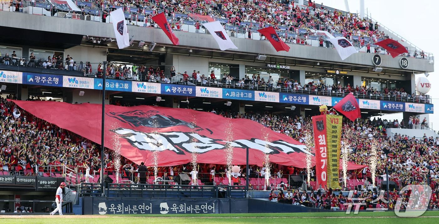 본문 이미지 - 17일 오후 전남광주 기아챔피언스필드에서 열린 프로야구 2026 신한 SOL KBO 포스트시즌 준플레이오프 1차전 LG 트윈스와 KIA 타이거즈의 경기, 3루 KIA 응원단이 뜨거운 응원을 펼치고 있다. 2026.10.17 ⓒ 뉴스1 김진환 기자