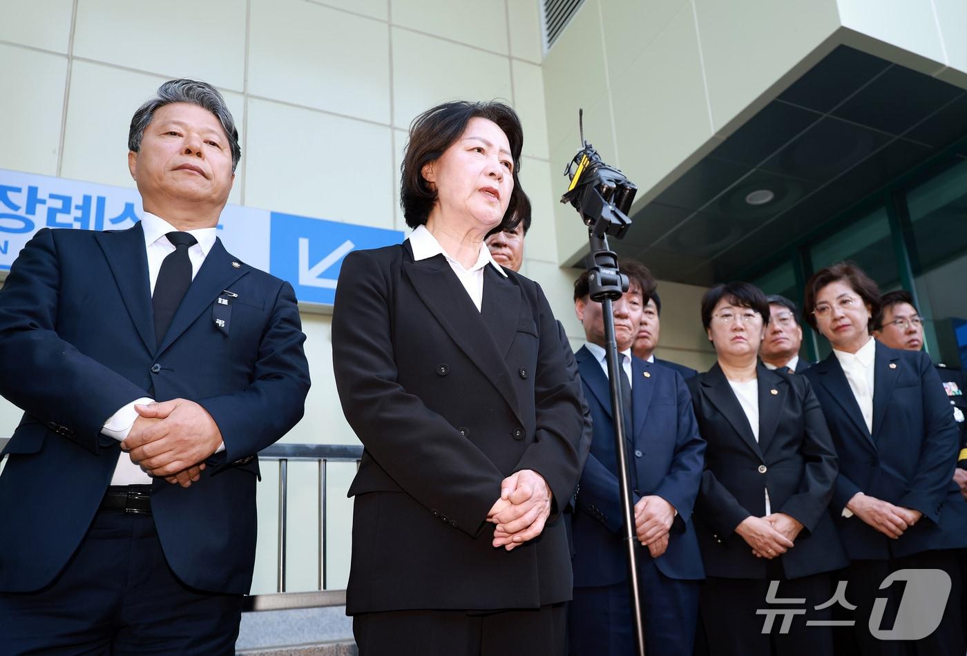 본문 이미지 - 추미애 경기도지사가 17일 경기 부천시 순천향대학교 병원 장례식장에서 부천 도장공장 화재 사망 소방관의 조문을 마친 뒤 기자회견을 하고 있다. 2026.10.17 ⓒ 뉴스1 이호윤 기자