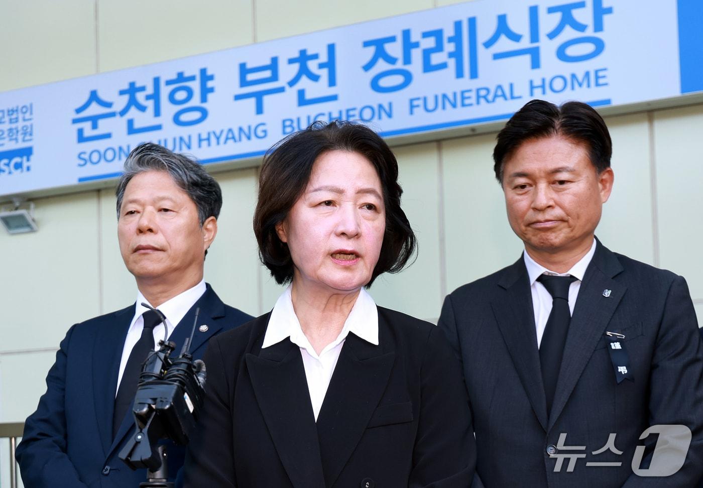 본문 이미지 - 추미애 경기도지사가 17일 경기 부천시 순천향대학교 병원 장례식장에서 부천 도장공장 화재 사망 소방관의 조문을 마친 뒤 기자회견을 갖고 취재진 질문에 답하고 있다. 2026.10.17 ⓒ 뉴스1 이호윤 기자