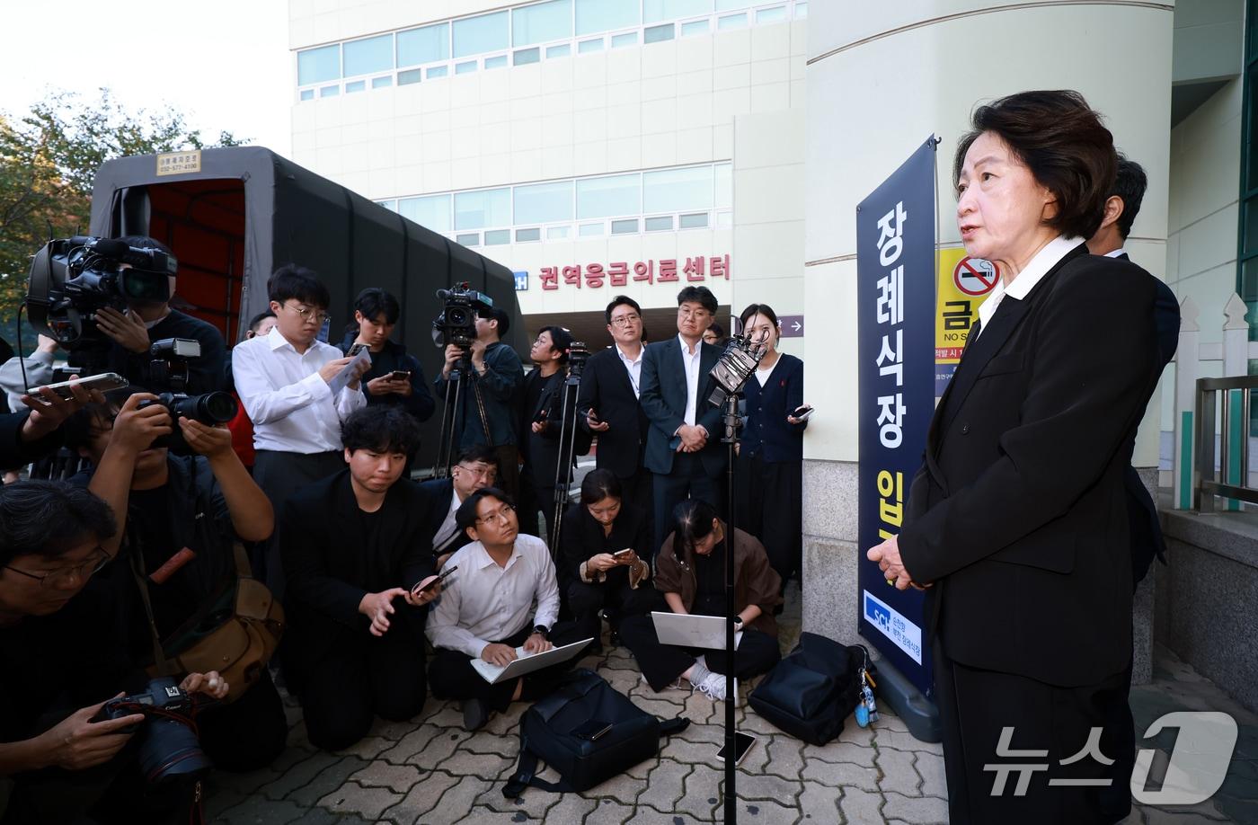 본문 이미지 - 추미애 경기도지사가 17일 경기 부천시 순천향대학교 병원 장례식장에서 부천 도장공장 화재 사망 소방관의 조문을 마친 뒤 기자회견을 하고 있다. 2026.10.17 ⓒ 뉴스1 이호윤 기자