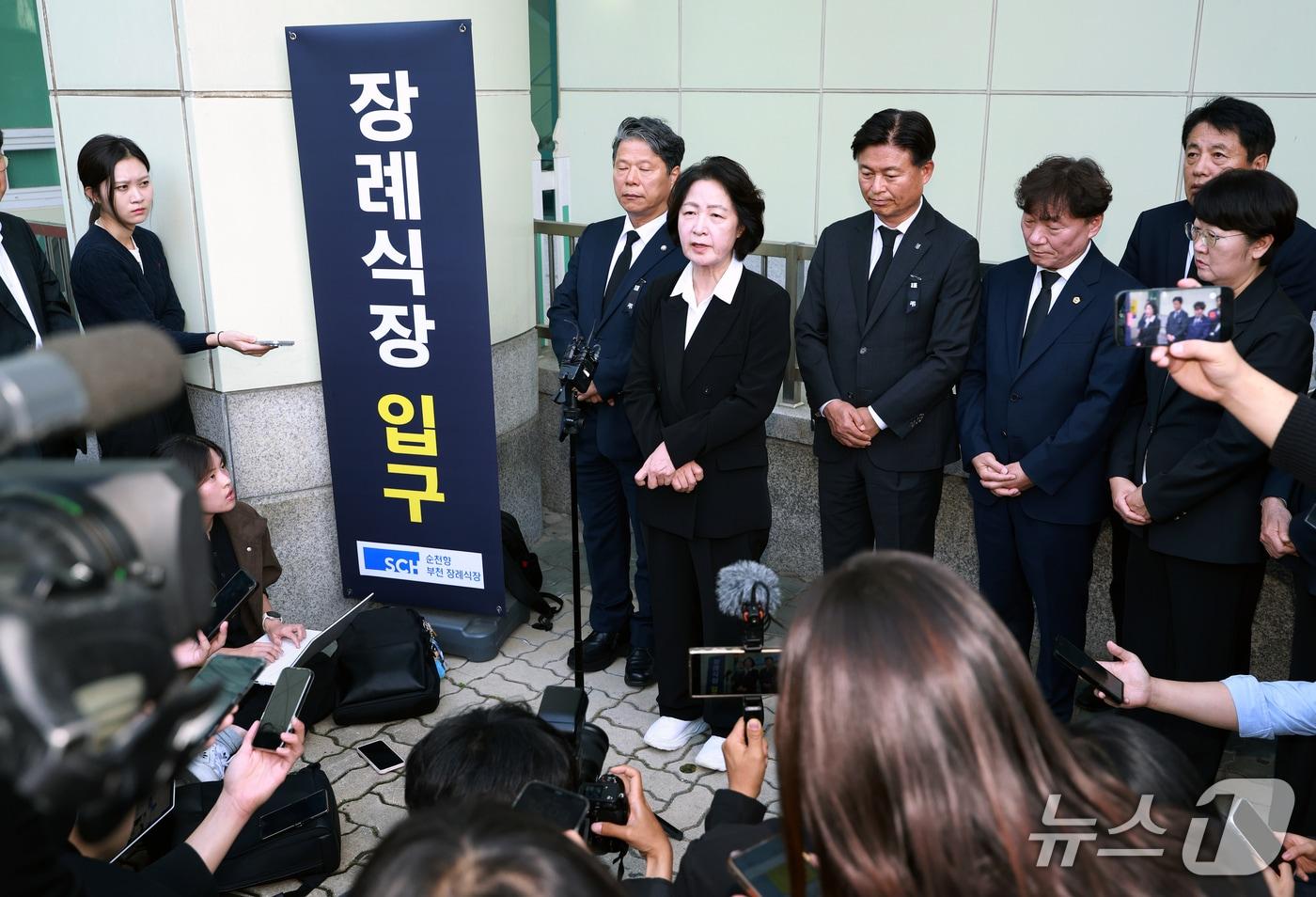 본문 이미지 - 추미애 경기도지사가 17일 경기 부천시 순천향대학교 병원 장례식장에서 부천 도장공장 화재 사망 소방관의 조문을 마친 뒤 기자회견을 하고 있다. 2026.10.17 ⓒ 뉴스1 이호윤 기자