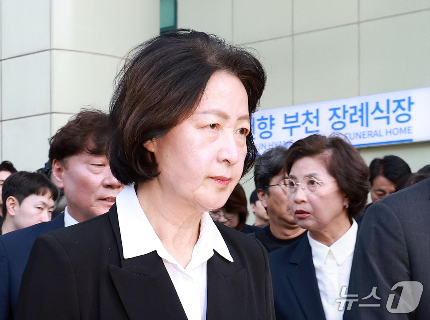 본문 이미지 - 추미애 경기도지사가 17일 경기 부천시 순천향대학교 병원 장례식장에서 부천 도장공장 화재 사망 소방관 조문을 마친 뒤 장례식장을 나서고 있다. ⓒ 뉴스1 이호윤 기자