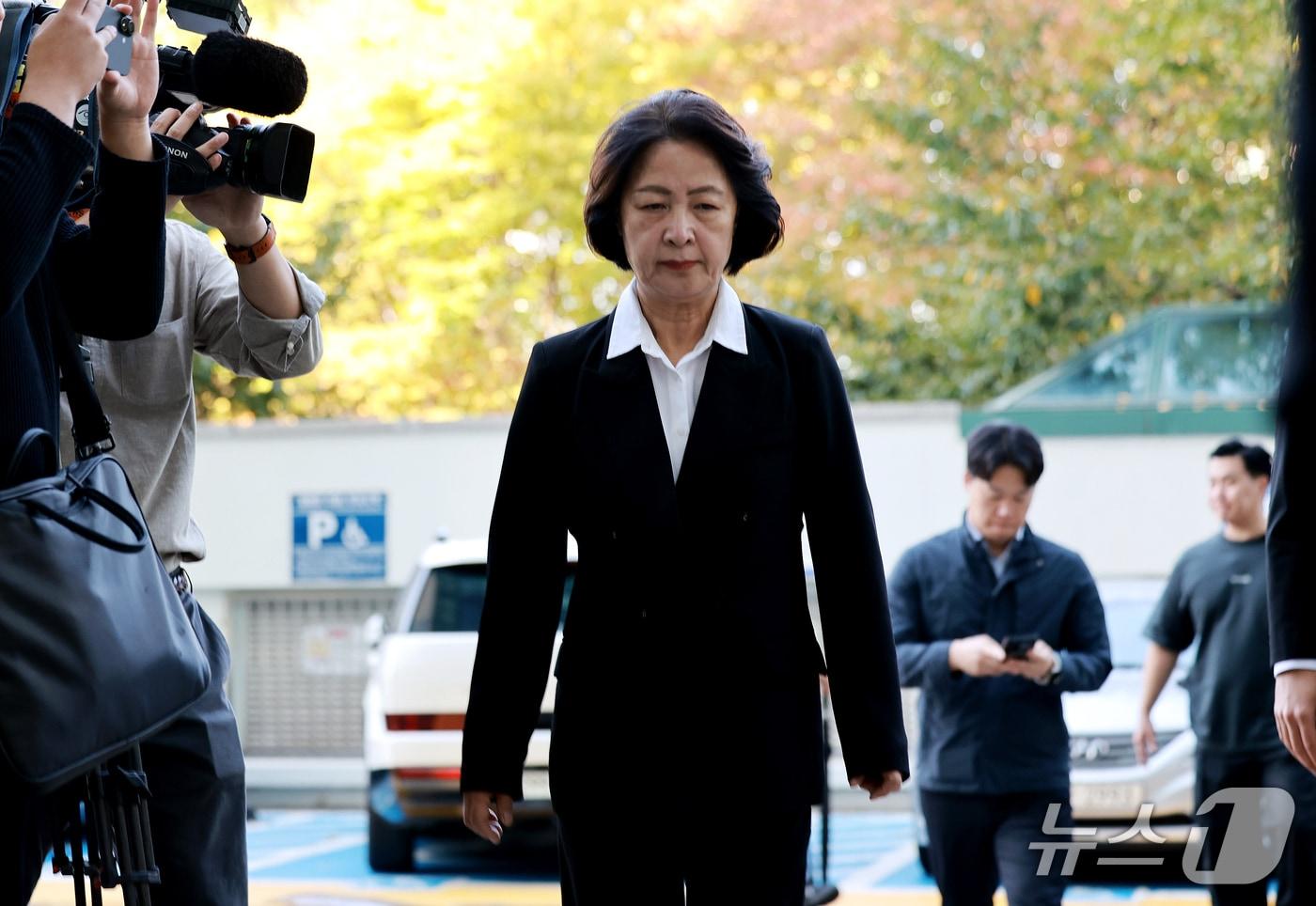 본문 이미지 - 추미애 경기도지사가 17일 경기 부천시 순천향대학교 병원 장례식장에 마련된 부천 도장공장 화재 사망 소방관의 빈소에 조문을 하기 위해 들어서고 있다. 2026.10.17 ⓒ 뉴스1 이호윤 기자