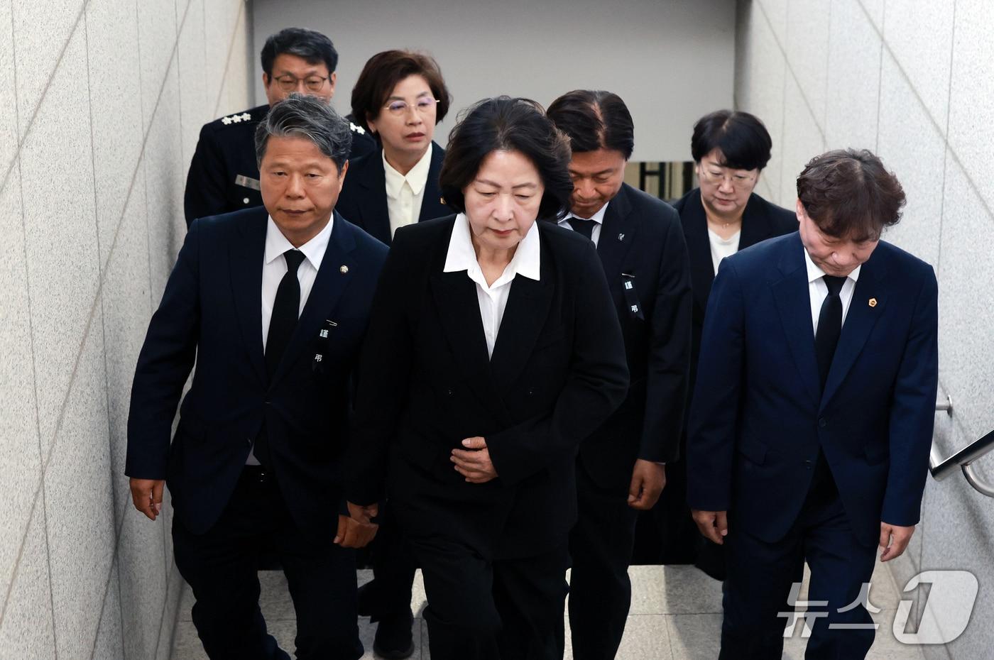 본문 이미지 - 추미애 경기도지사가 17일 경기 부천시 순천향대학교 병원 장례식장에서 부천 도장공장 화재 사망 소방관의 조문을 마친 뒤 장례식장을 나서고 있다. 2026.10.17 ⓒ 뉴스1 이호윤 기자