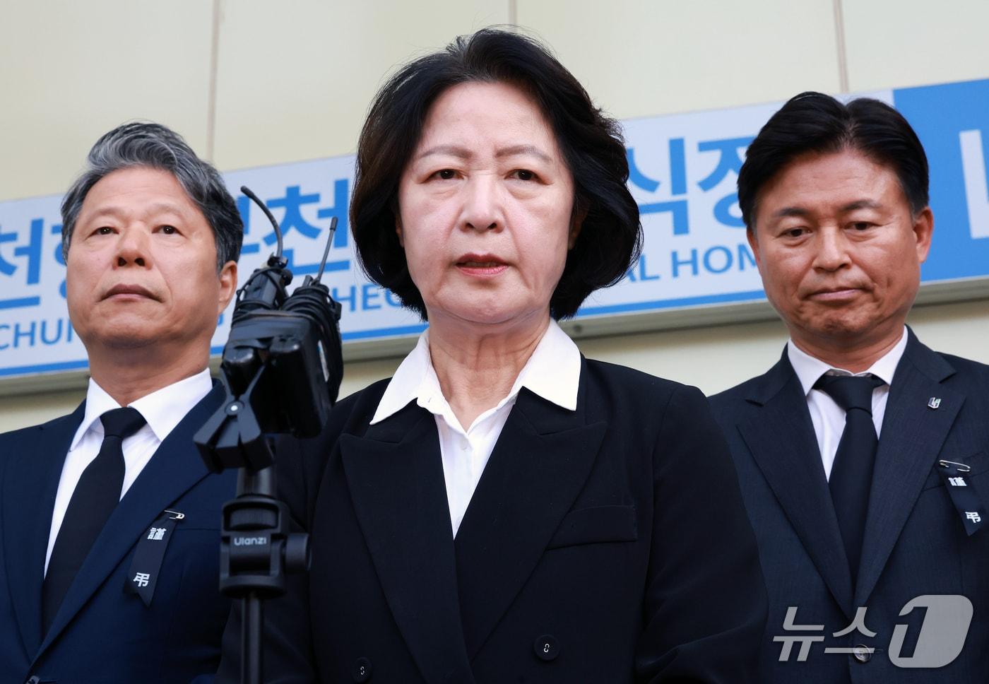본문 이미지 - 추미애 경기도지사가 17일 경기 부천시 순천향대학교 병원 장례식장에서 부천 도장공장 화재 사망 소방관의 조문을 마친 뒤 기자회견을 하고 있다. 2026.10.17 ⓒ 뉴스1 이호윤 기자