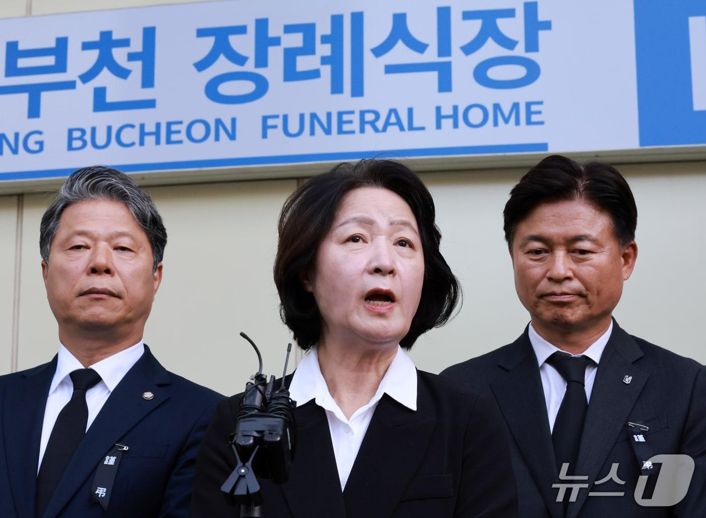 본문 이미지 - 추미애 경기도지사가 17일 경기 부천시 순천향대학교 병원 장례식장에서 부천 도장공장 화재 사망 소방관의 조문을 마친 뒤 기자회견을 하고 있다. 2026.10.17 ⓒ 뉴스1 이호윤 기자