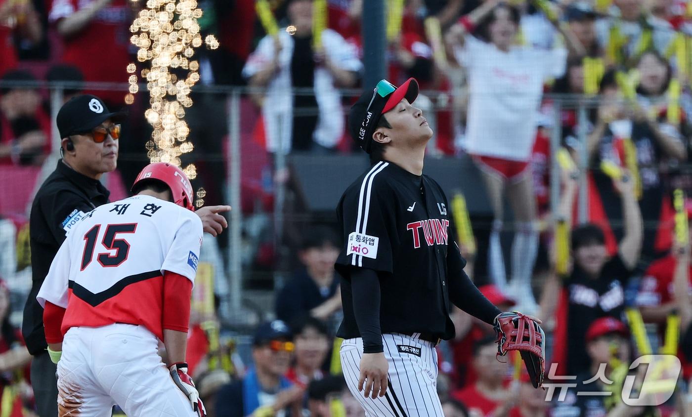 본문 이미지 - 17일 오후 전남광주 기아챔피언스필드에서 열린 프로야구 2026 신한 SOL KBO 포스트시즌 준플레이오프 1차전 LG 트윈스와 KIA 타이거즈의 경기, LG 3루수 문보경이 6회말 무사 1루 상황 실책으로 1,3루 상황이 되자 아쉬워하고 있다. 2026.10.17 ⓒ 뉴스1 김진환 기자