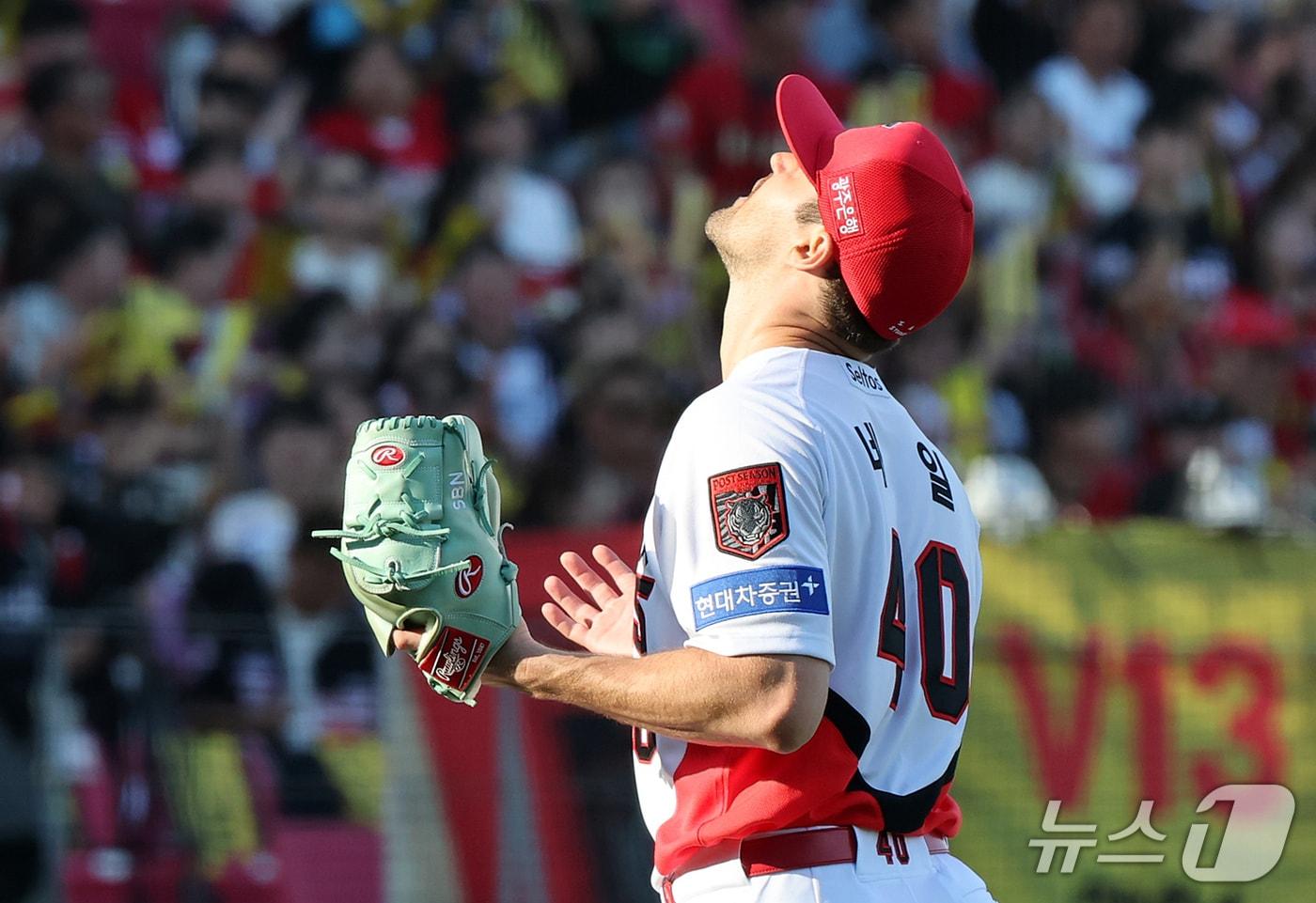 본문 이미지 - 17일 오후 전남광주 기아챔피언스필드에서 열린 프로야구 2026 신한 SOL KBO 포스트시즌 준플레이오프 1차전 LG 트윈스와 KIA 타이거즈의 경기, KIA 선발 네일이 7회초 이닝을 실점 없이 마친 뒤 더그아웃으로 향하고 있다. 2026.10.17 ⓒ 뉴스1 김진환 기자