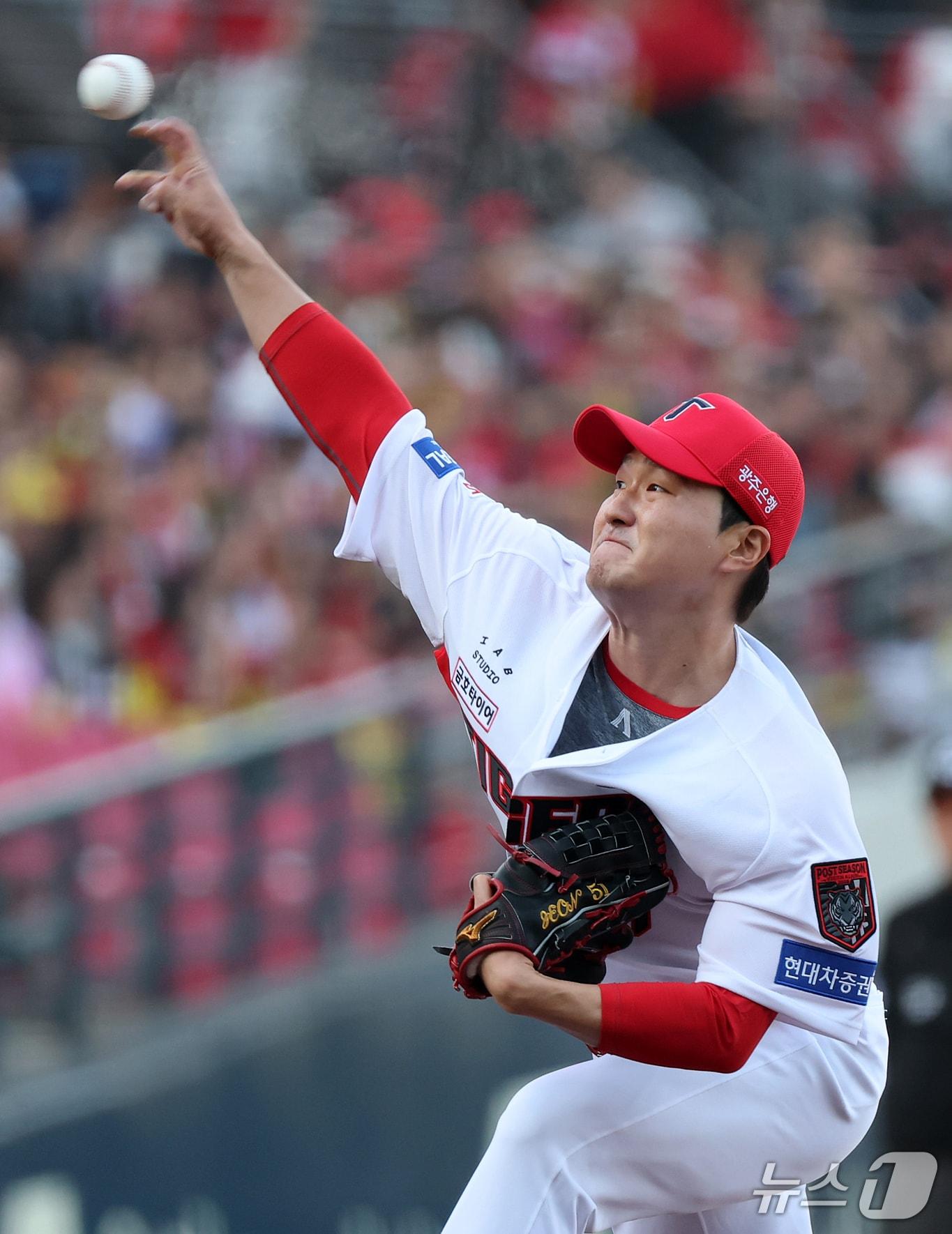 본문 이미지 - 17일 오후 전남광주 기아챔피언스필드에서 열린 프로야구 2026 신한 SOL KBO 포스트시즌 준플레이오프 1차전 LG 트윈스와 KIA 타이거즈의 경기, KIA 전상현이 8회초 2사 1루 상황에 등판해 힘차게 공을 던지고 있다. 2026.10.17 ⓒ 뉴스1 김진환 기자