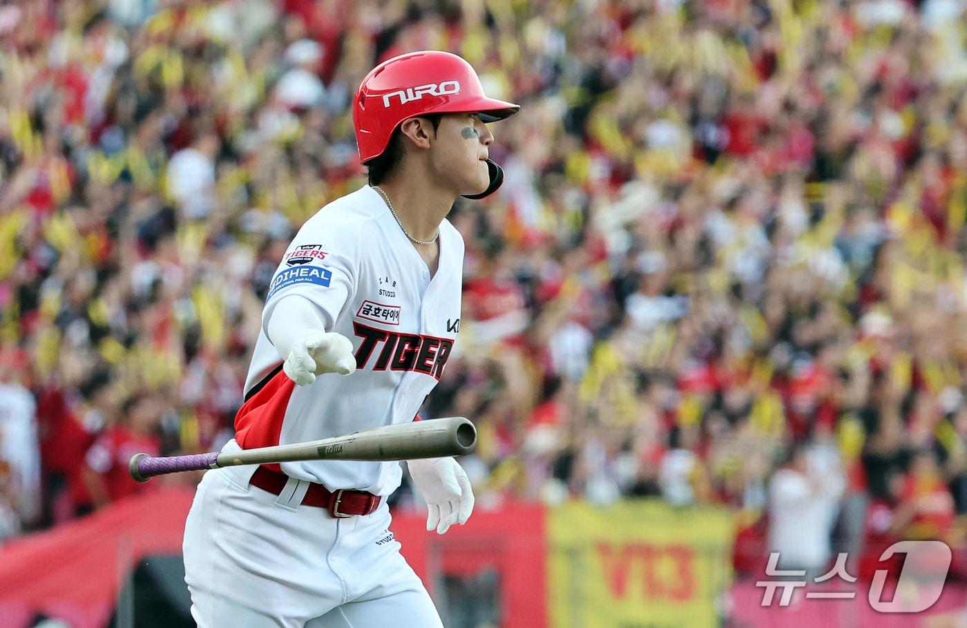 본문 이미지 - 17일 오후 전남광주 기아챔피언스필드에서 열린 프로야구 2026 신한 SOL KBO 포스트시즌 준플레이오프 1차전 LG 트윈스와 KIA 타이거즈의 경기, KIA 김도영이 8회말 2사 1루 상황 투런 홈런을 친 뒤 홈으로 향하고 있다. 2026.10.17 ⓒ 뉴스1 김진환 기자