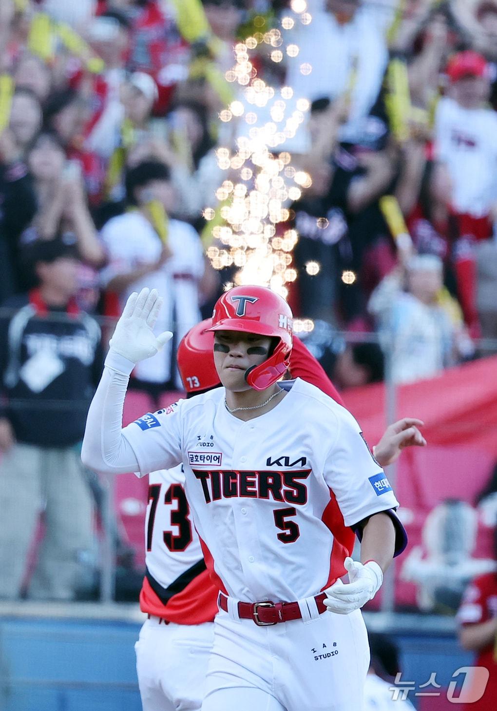 본문 이미지 - 17일 오후 전남광주 기아챔피언스필드에서 열린 프로야구 2026 신한 SOL KBO 포스트시즌 준플레이오프 1차전 LG 트윈스와 KIA 타이거즈의 경기, KIA 김도영이 8회말 2사 1루 상황 투런 홈런을 친 뒤 고영민 코치와 기쁨을 나누고 있다. 2026.10.17 ⓒ 뉴스1 김진환 기자