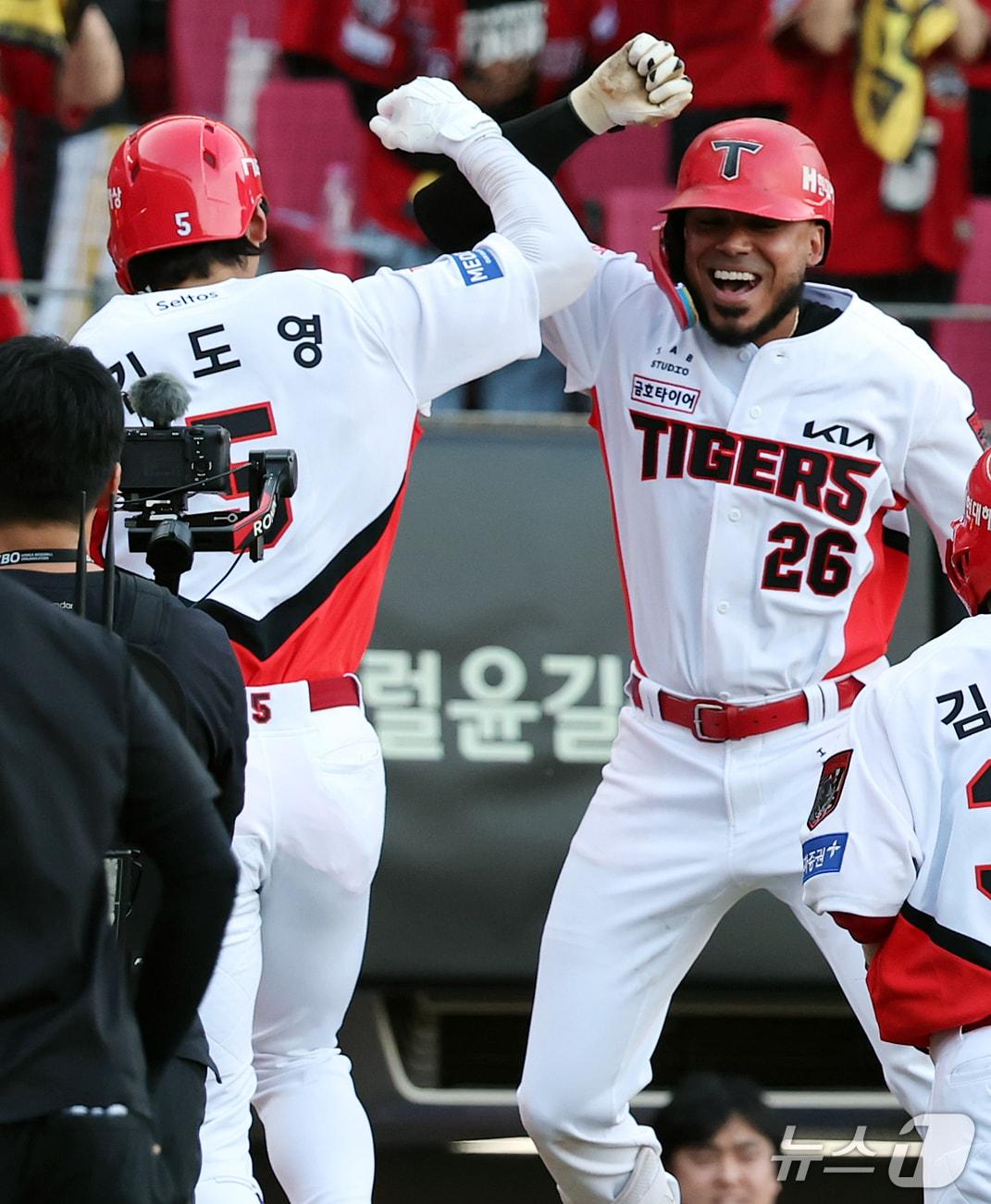본문 이미지 - 17일 오후 전남광주 기아챔피언스필드에서 열린 프로야구 2026 신한 SOL KBO 포스트시즌 준플레이오프 1차전 LG 트윈스와 KIA 타이거즈의 경기, KIA 김도영이 8회말 2사 1루 상황 투런 홈런을 친 뒤 카스트로와 기쁨을 나누고 있다. 2026.10.17 ⓒ 뉴스1 김진환 기자