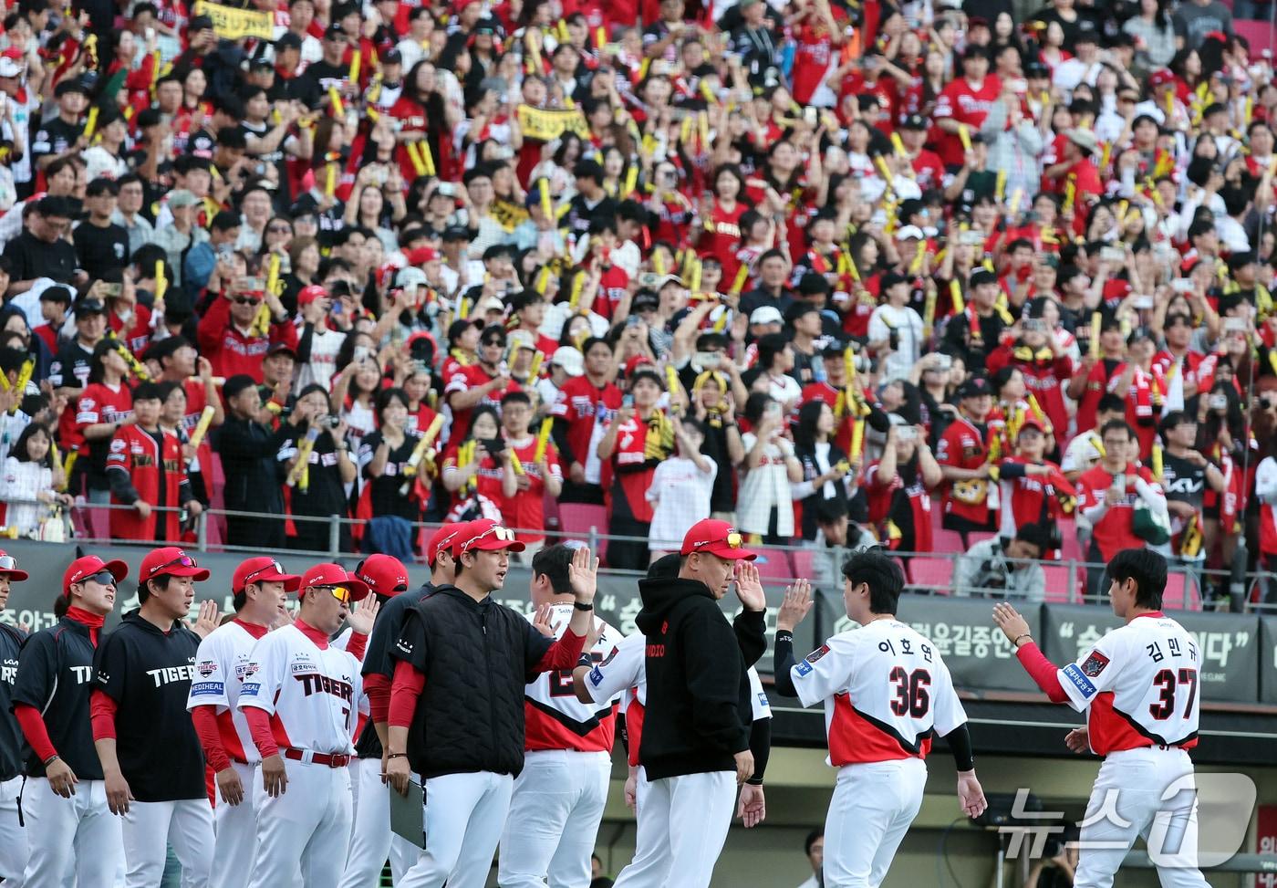 본문 이미지 - 17일 오후 전남광주 기아챔피언스필드에서 열린 프로야구 2026 신한 SOL KBO 포스트시즌 준플레이오프 1차전 LG 트윈스와 KIA 타이거즈의 경기, 5대1 승리를 거둔 KIA 선수들이 기쁨을 나누고 있다. 2026.10.17 ⓒ 뉴스1 김진환 기자