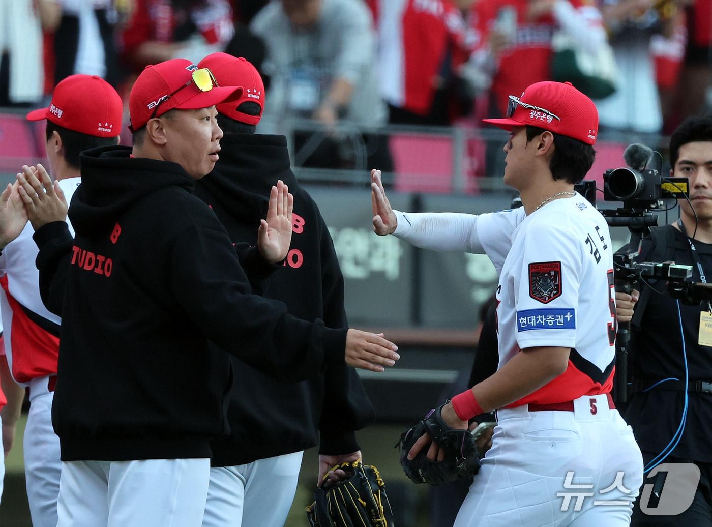 본문 이미지 - 17일 오후 전남광주 기아챔피언스필드에서 열린 프로야구 2026 신한 SOL KBO 포스트시즌 준플레이오프 1차전 LG 트윈스와 KIA 타이거즈의 경기, 5대1 승리를 거둔 KIA 이범호 감독이 김도영과 기쁨을 나누고 있다. 2026.10.17 ⓒ 뉴스1 김진환 기자