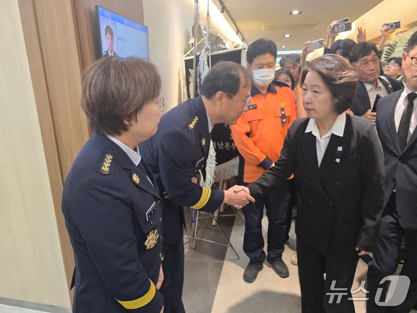 본문 이미지 - 추미애 경기도지사가 전날 공장 화재를 진압하다 순직한 고(故) 김진석 소방위(44)의 유족은 빈소를 찾았다. / 뉴스1 ⓒ News1 유준상 기자