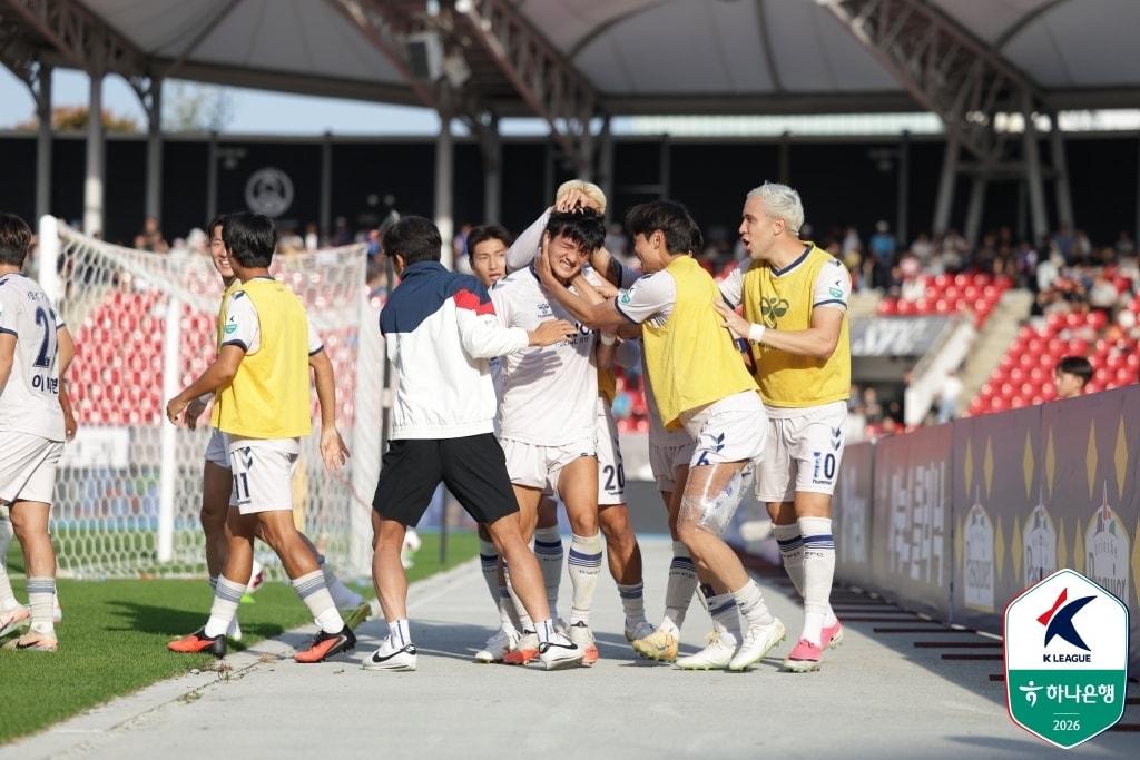 본문 이미지 -  구본철의 극장골을 앞세운 수원FC가 성남을 2-1로 제압했다.(한국프로축구연맹 제공)