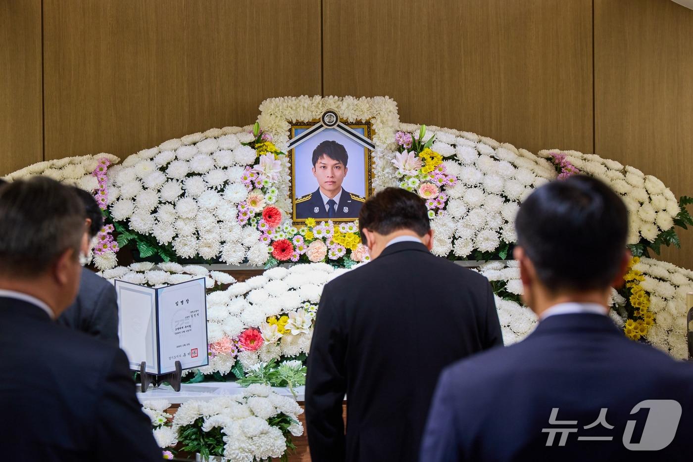 본문 이미지 - 이재명 대통령이 17일 경기 부천시 순천향대학교 병원 장례식장에 마련된 부천 공장 화재 순직 소방대원의 빈소를 조문하고 있다. (청와대 제공. 재판매 및 DB 금지) 2026.10.17 ⓒ 뉴스1 허경 기자