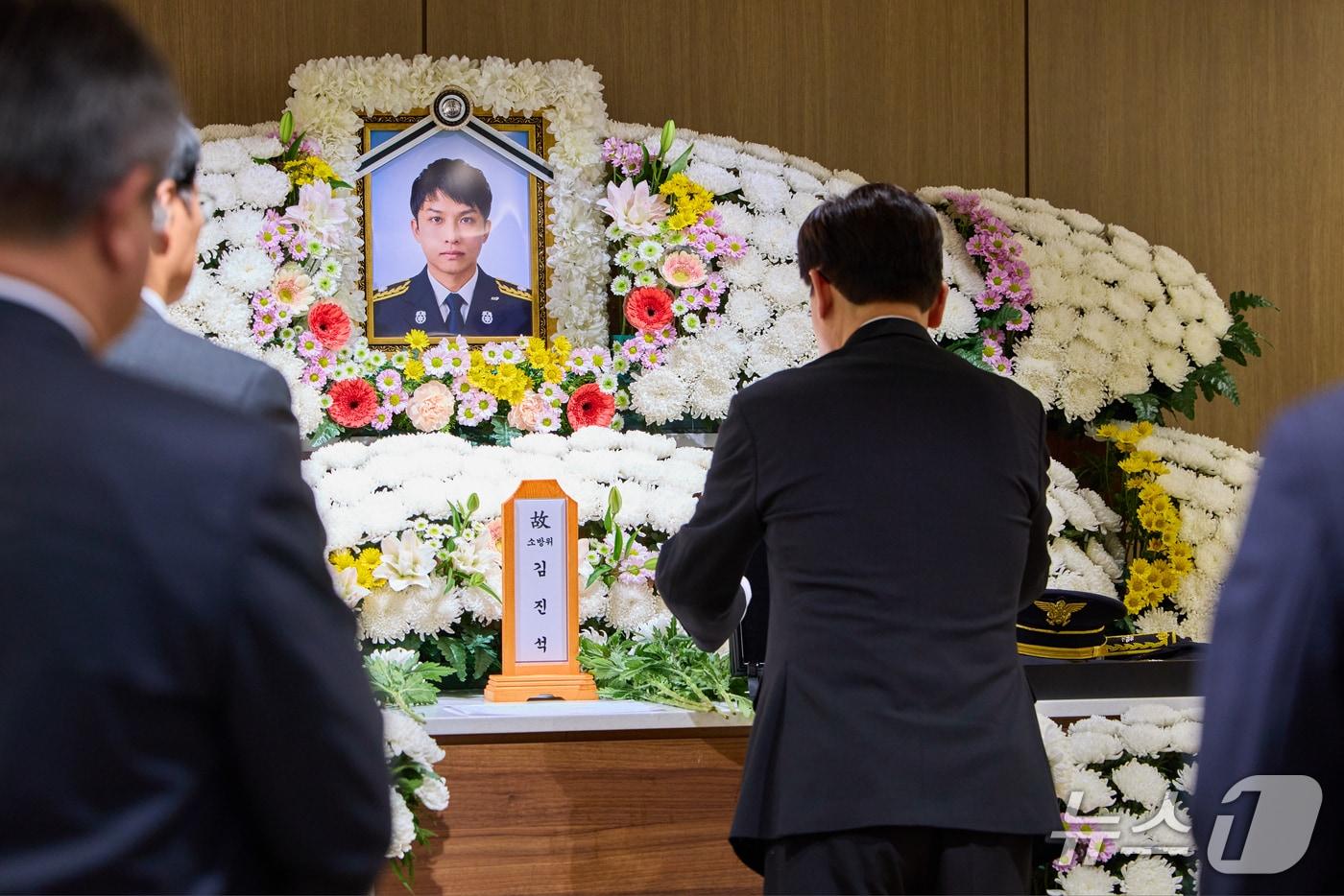 본문 이미지 - 이재명 대통령이 17일 경기 부천시 순천향대학교 병원 장례식장에 마련된 부천 공장 화재 순직 소방대원의 빈소를 조문하고 있다. (청와대 제공. 재판매 및 DB 금지) 2026.10.17 ⓒ 뉴스1 허경 기자