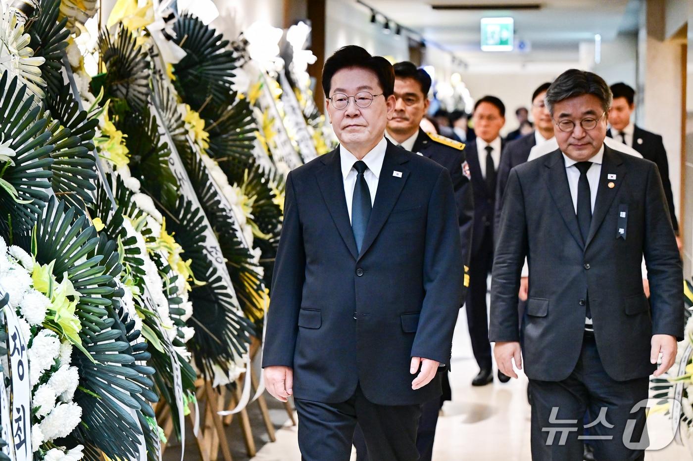 본문 이미지 - 이재명 대통령이 17일 부천 공장 화재 순직 소방대원을 조문하기 위해 경기 순천향대학교 부천병원 장례식장 빈소로 들어서고 있다. (청와대통신사진기자단) 2026.10.17 ⓒ 뉴스1 허경 기자