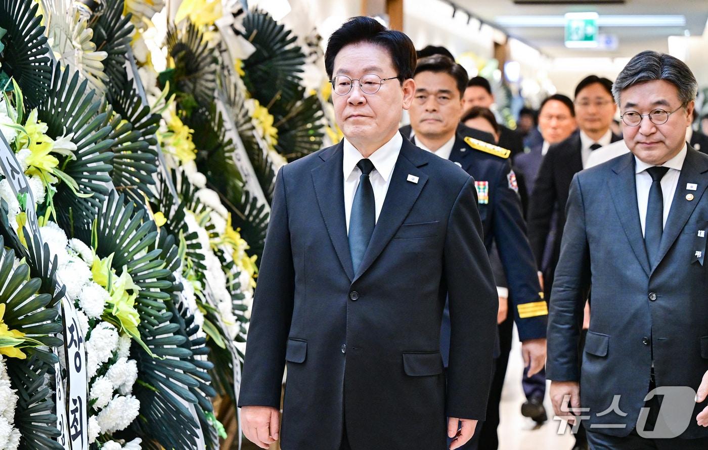 본문 이미지 - 이재명 대통령이 17일 부천 공장 화재 순직 소방대원을 조문하기 위해 경기 순천향대학교 부천병원 장례식장 빈소로 들어서고 있다. (청와대통신사진기자단) 2026.10.17 ⓒ 뉴스1 허경 기자