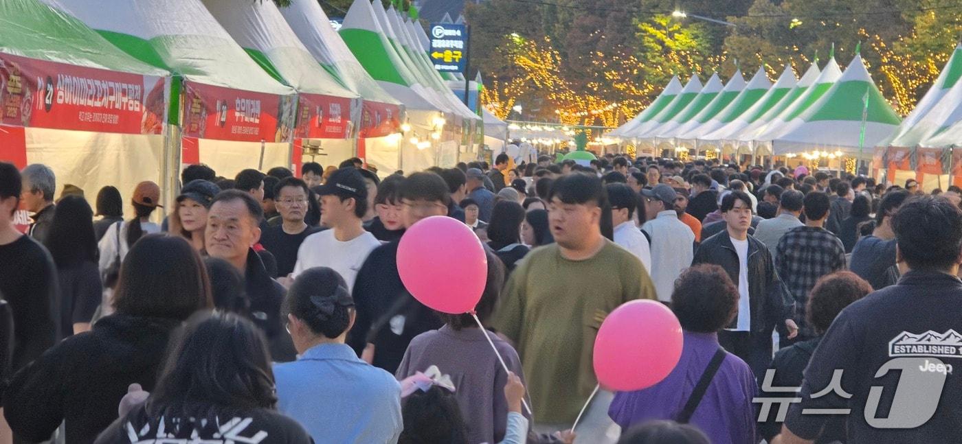 본문 이미지 - 구미 송정동 맛길에서 17일 개막한 '푸드 축제'에 오후가 되자 음식을 즐기려는 방문객들이 한꺼번에 몰리면서 행사장이 발 디딜 공간이 없을 정도로 많은 인파가 몰렸다.2026.10.17 ⓒ 뉴스1 정우용 기자