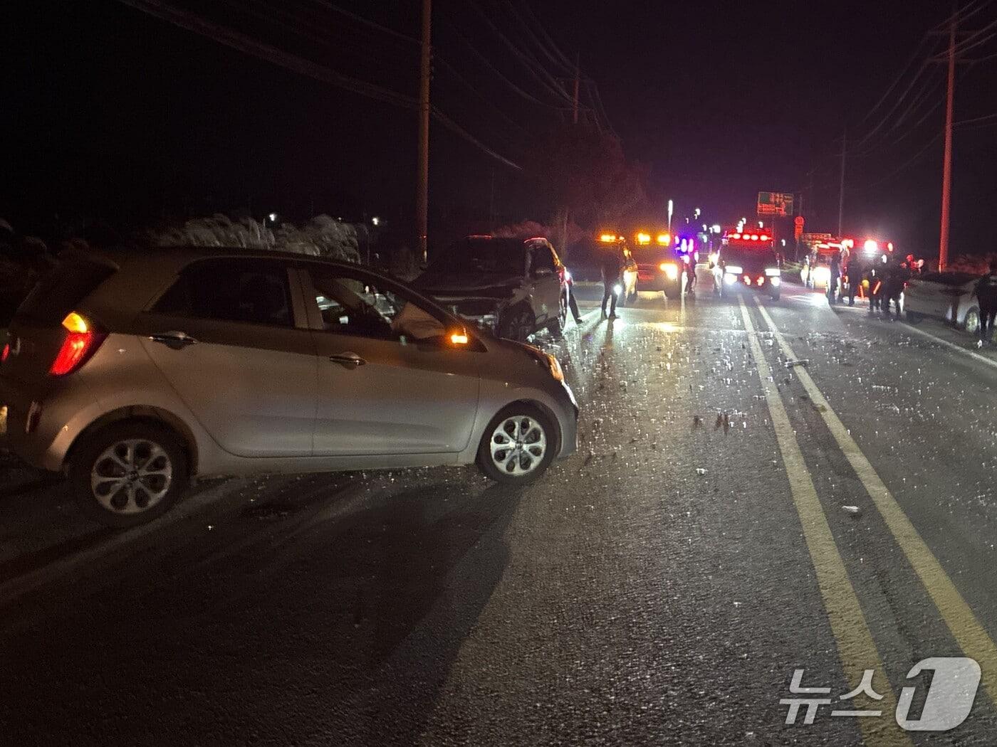 본문 이미지 - 17일 오후 7시 6분쯤 전남광주특별시 강진군 칠량면에서 3중 추돌 사고가 발생했다.(전남광주통합소방본부 제공. 재배포 및 DB 금지)