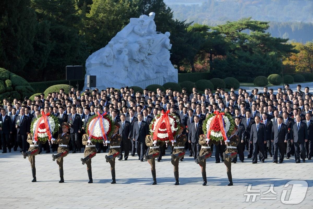 본문 이미지 - (평양 노동신문=뉴스1) = 북한 노동당 기관지 노동신문은 18일 "타도제국주의동맹결성 100주년에 즈음하여 17일 대성산혁명열사릉에 화환이 진정됐다"라고 보도했다. [국내에서만 사용가능. 재배포 금지. DB 금지. For Use Only in the Republic of Korea. Redistribution Prohibited] rodongphoto@news1.kr