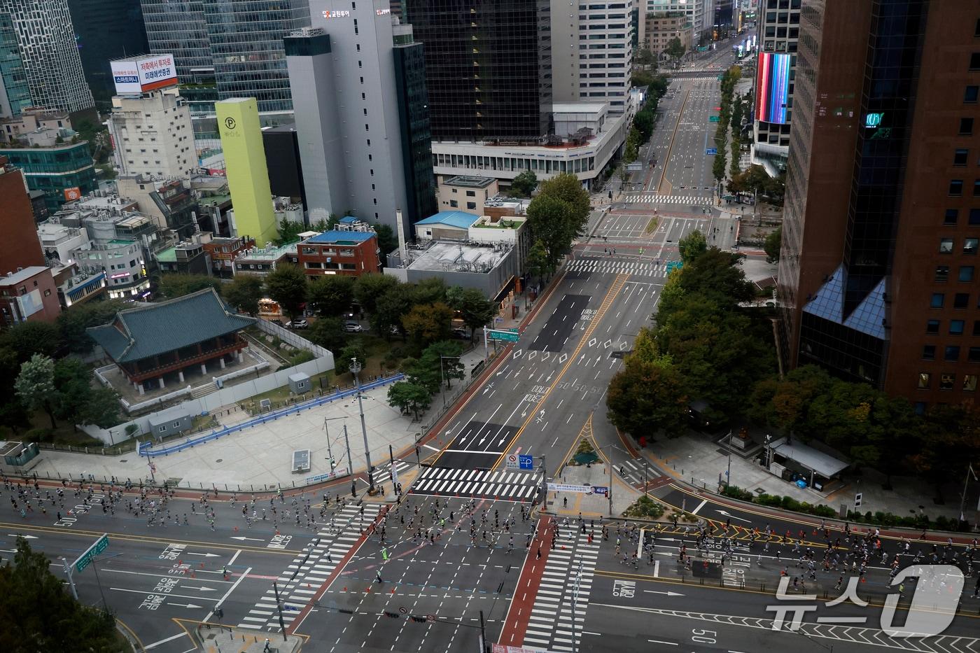 본문 이미지 - 18일 오전 서울 시내 도심이 2026 아시아 오픈 마라톤 대회로 인한 차량 통제로 텅 비어 있다. 2026.10.18 ⓒ 뉴스1 박정호 기자