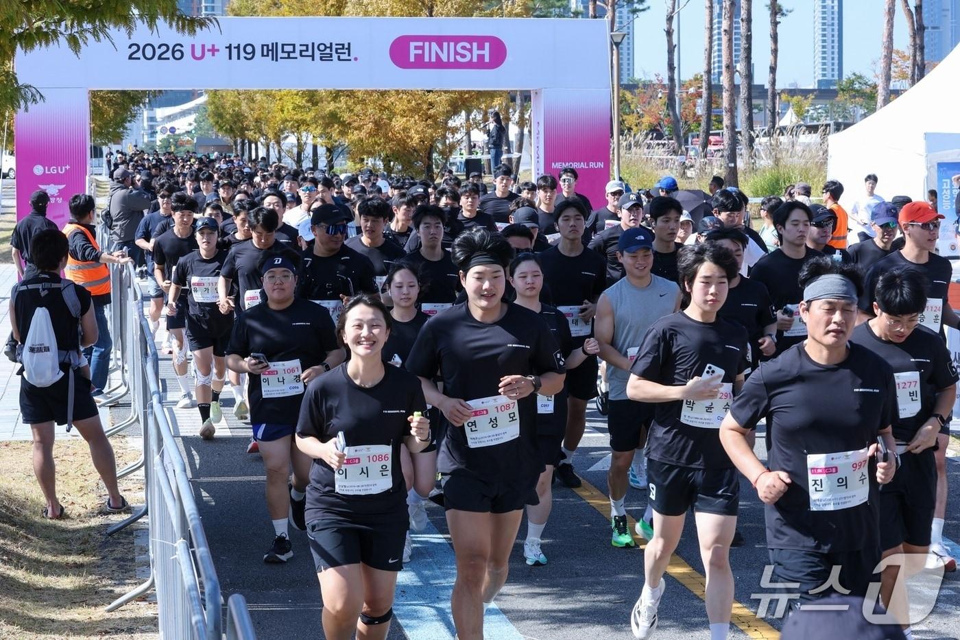 본문 이미지 - U+119 메모리얼런 2026 참가자들이 출발선을 지나 달리기를 시작하는 모습.(LG 유플러스 제공, 재판매 및 DB 금지)