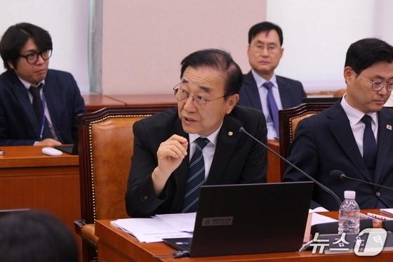 본문 이미지 - 김윤덕 더불어민주당 국회의원이 국정감사에서 질의를 하고 있다.(의원실 제공. 재판매 및 DB 금지)/뉴스1