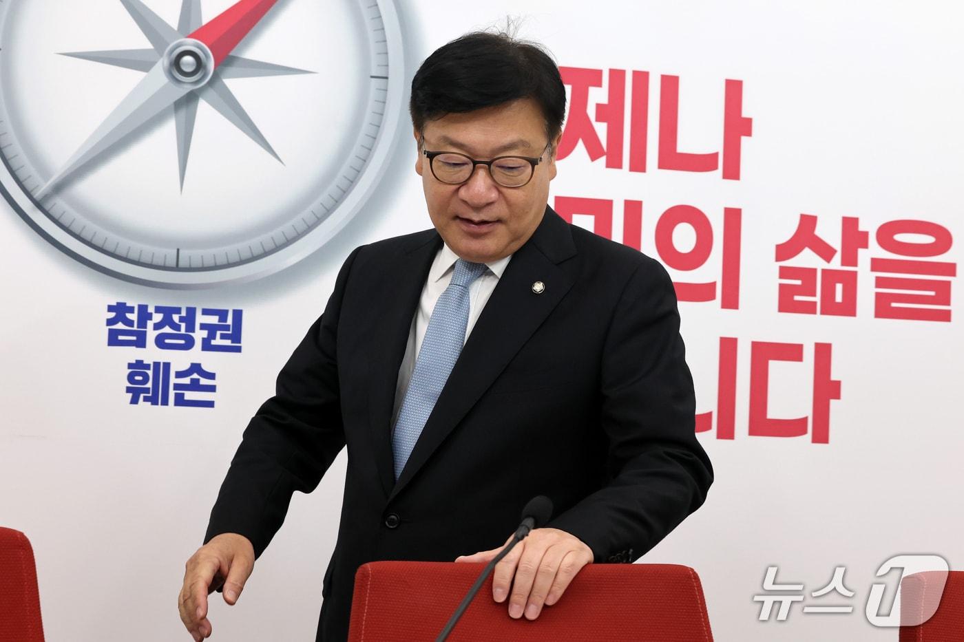 본문 이미지 - 정점식 국민의힘 원내대표가 18일 오전 서울 여의도 국회에서 열린 국정감사 현안 관련 기자간담회에 참석하고 있다. 2026.10.18 ⓒ 뉴스1 황기선 기자