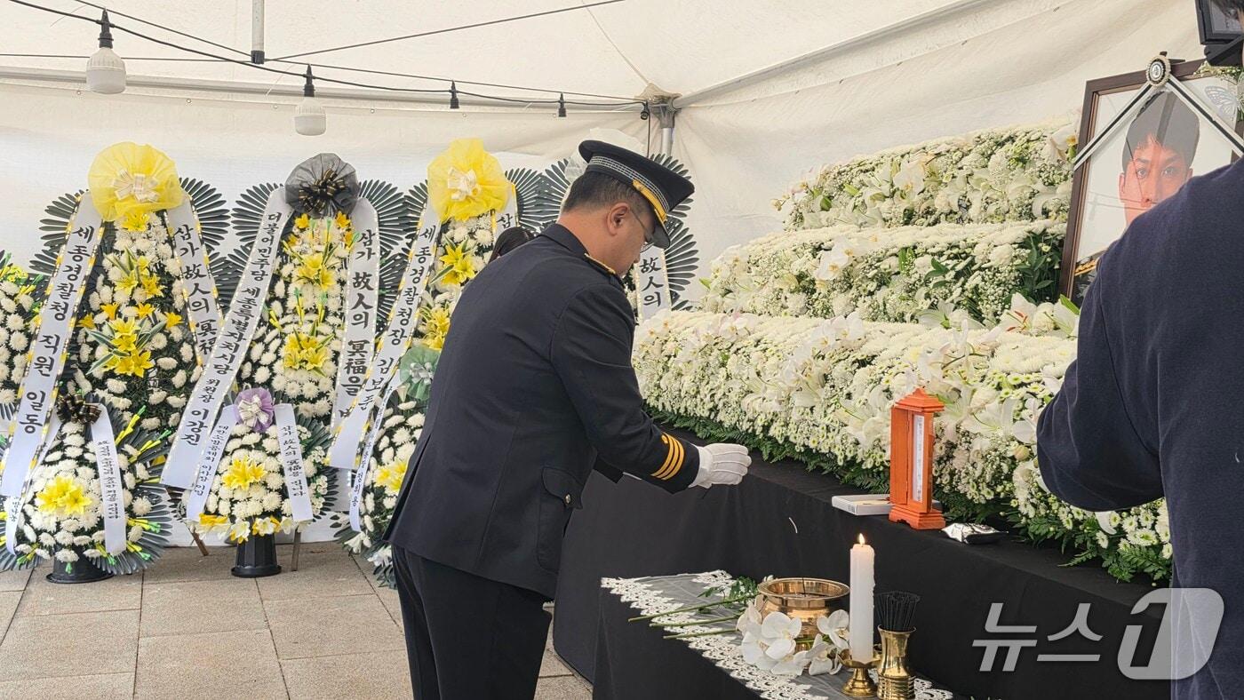 본문 이미지 - 김보준 세종경찰청장이 18일 오전 세종중앙공원 도시축제마당에 마련된 고(故) 김진석 소방위 합동분향소를 찾아 분향하고 있다. 2026.10.18 ⓒ 뉴스1 장동열 기자