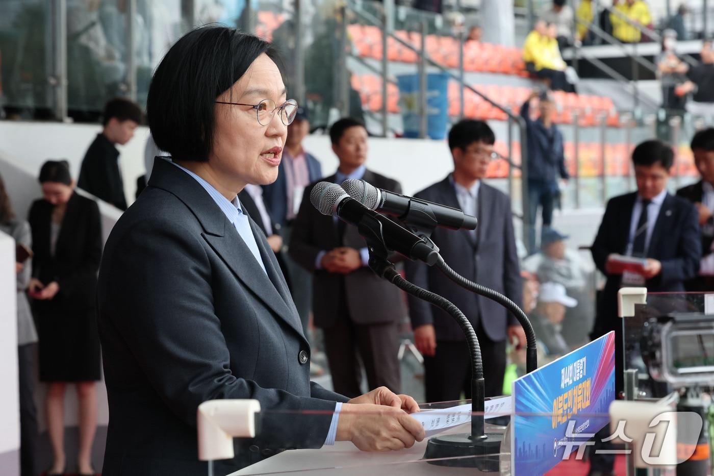본문 이미지 - 한성숙 국무총리가 18일 오전 서울 용산구 효창운동장에서 열린 제44회 대통령기 이북도민체육대회에서 축사하고 있다. 2026.10.18 ⓒ 뉴스1 이광호 기자