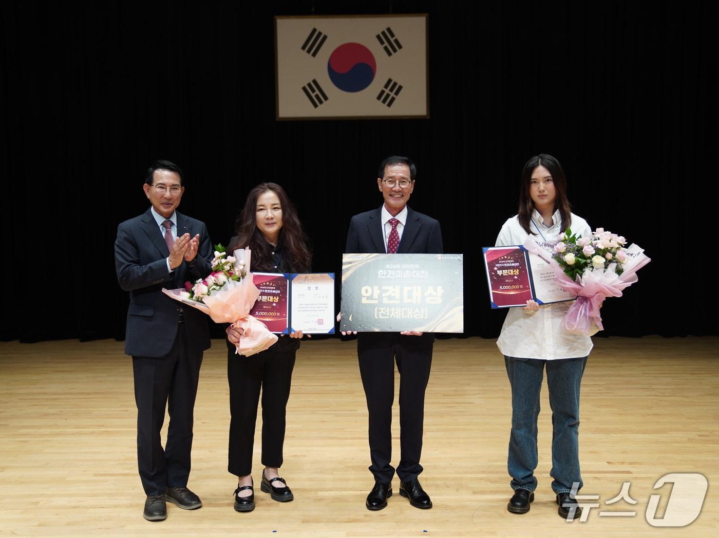 본문 이미지 - 17일 충남 서산시문화회관 대공연장에서 열린 '제26회 대한민국 안견미술대전 시상식'에서 주요 수상자들이 기념촬영을 하고 있다. 왼쪽부터 이완섭 서산시장, 평면1부문 대상 이정임 작가, 안견대상 배병일 작가, 평면2부문 대상 윤혜림 작가.(서산문화재단 제공. 재판매 및 DB 금지)