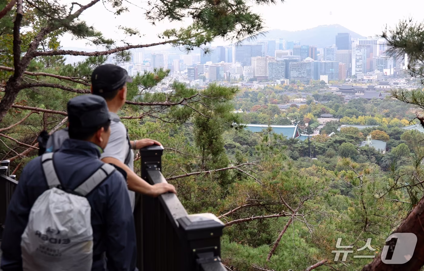 본문 이미지 - 18일 서울 종로구 북악산(명승 지정 명 백악산) 남서측 탐방로에서 탐방객들이 등산을 즐기고 있다. 2026.10.18 ⓒ 뉴스1 최지환 기자