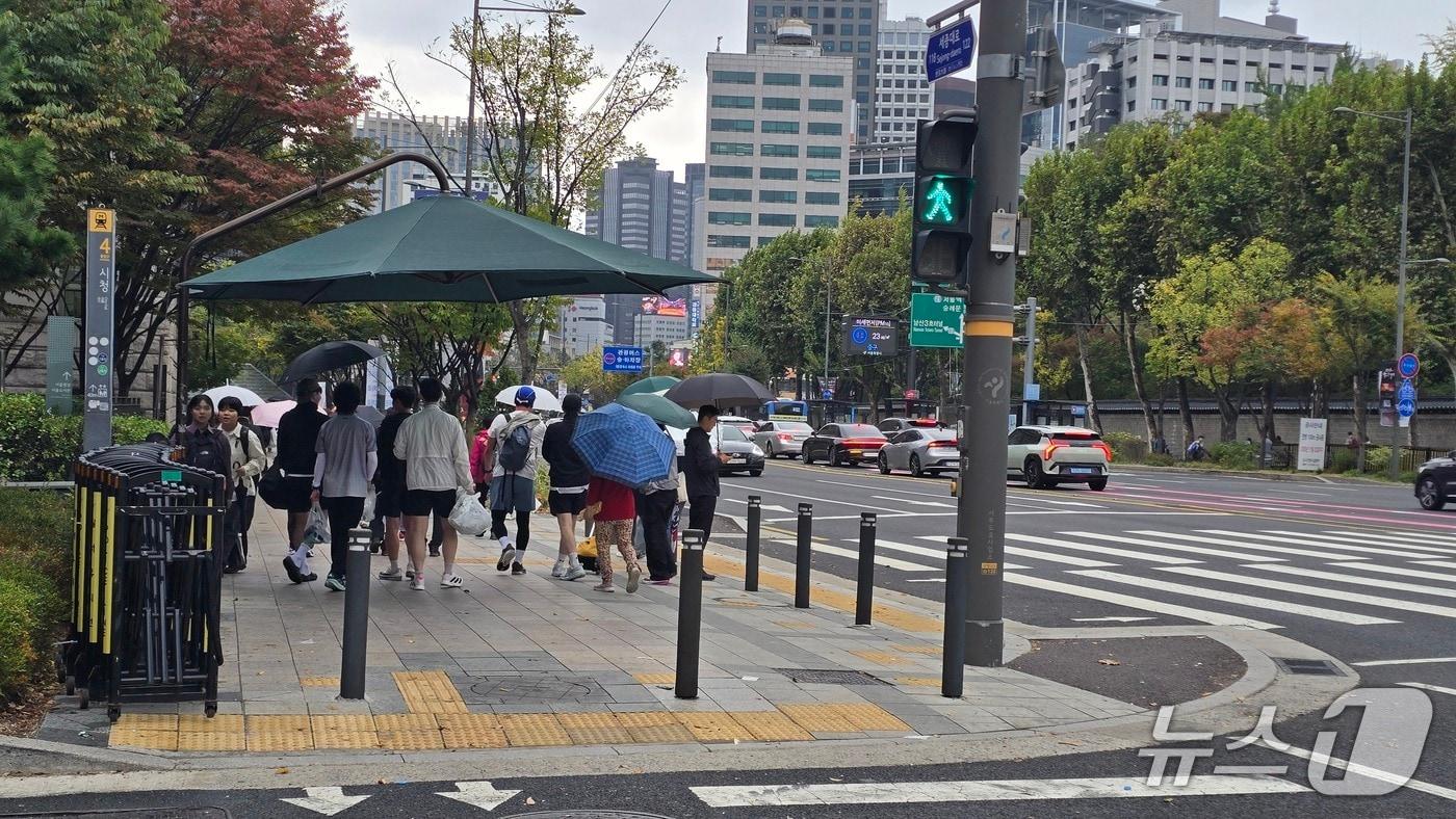 본문 이미지 - 18일 서울 중구 시청역 인근에서 통일부 등이 주최한 '2026 아시아 오픈 마라톤'에 참가한 시민들이 해산하는 모습이다./뉴스1 ⓒ News1 윤주영 기자