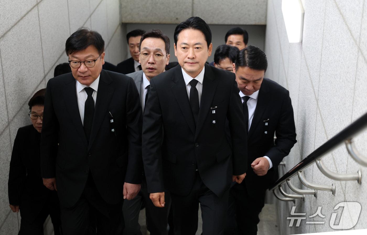 본문 이미지 - 국민의힘 장동혁 대표와 정점식 원내대표가 18일 경기 부천시 순천향대학교 병원 장례식장에 마련된 부천 도장공장 화재 순직 소방관 빈소 조문을 마치고 발걸음을 옮기고 있다. 2026.10.18 ⓒ 뉴스1 황기선 기자