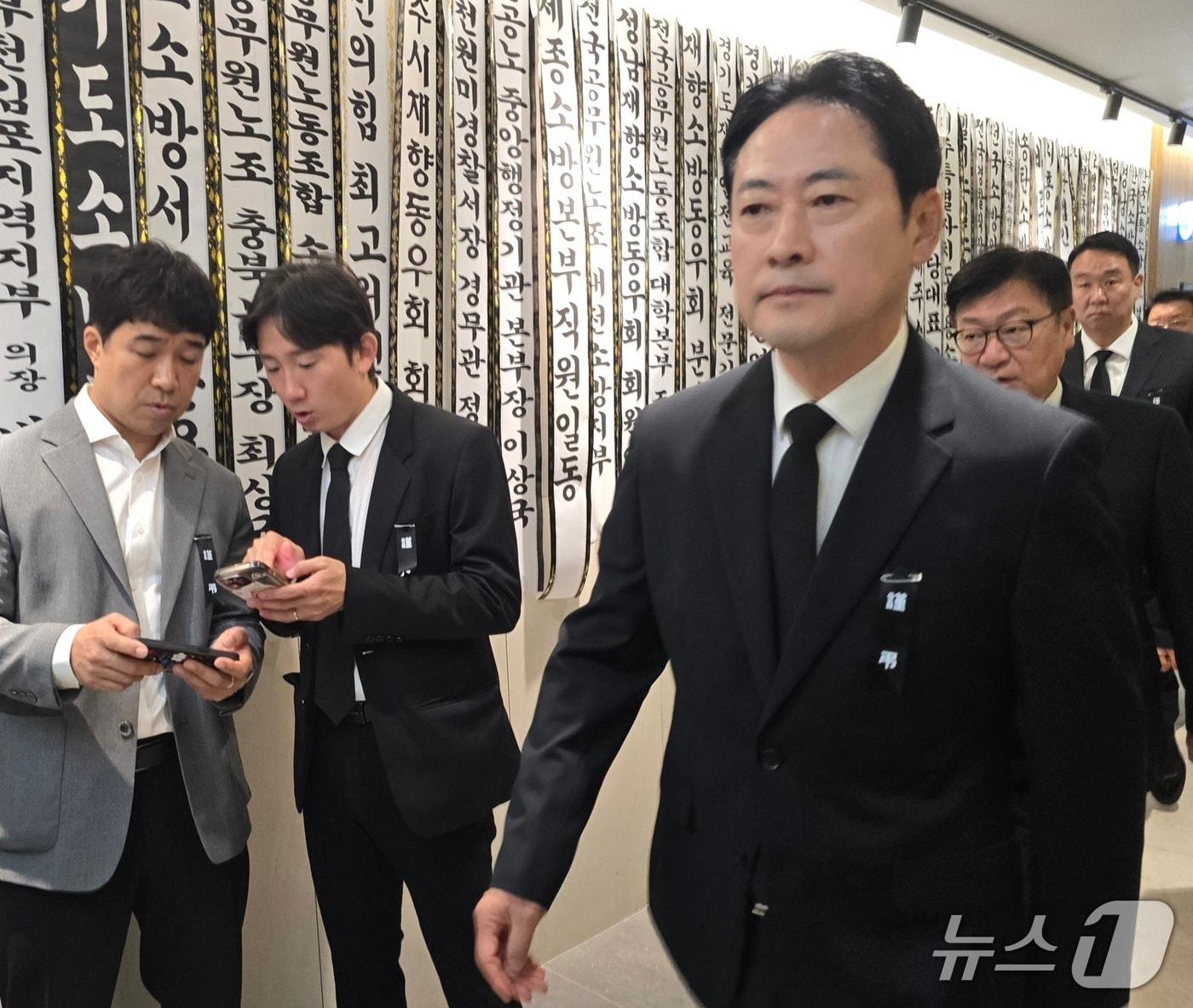 본문 이미지 - 장동혁 국민의힘 대표가 당 지도부와 함께 경기 부천 공장 화재 진압 중 순직한 김진석 소방위의 빈소를 찾았다. / 뉴스1 ⓒ News1 유준상 기자