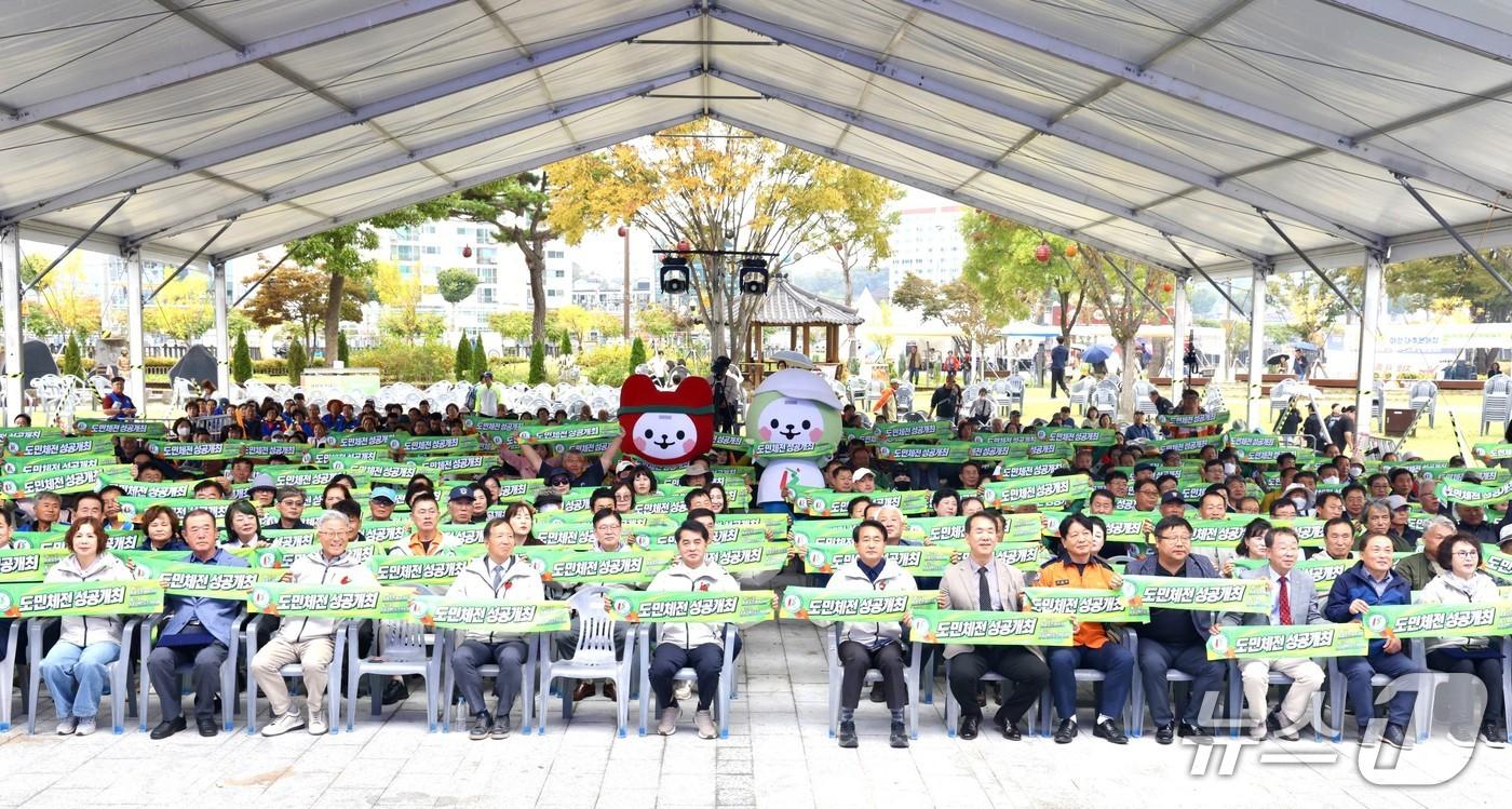 본문 이미지 - 18일 보은대추축제 주 무대에서 '충북도민체전 추진위원회 발대식 및 D-200 기념행사'가 열리고 있다.(보은군 제공. 재판매 및 DB 금지) 2026.10.18/뉴스1