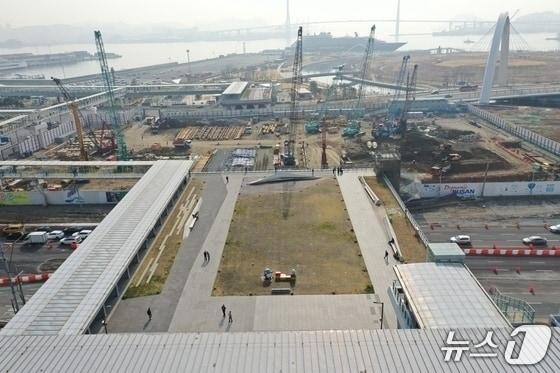 본문 이미지 - 부산역 상부층에서 바라본 북항 재개발지구 환승센터 공사 현장 모습 (BPA 제공. 재판매 및 DB금지)